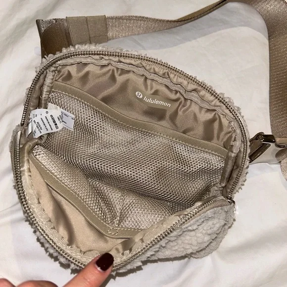 Lululemon Everywhere Belt Bag 1L Fleece - Picture 4 of 5